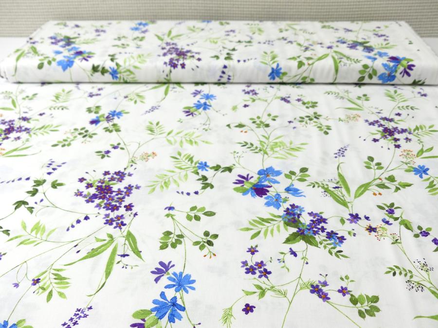 Preview: Patchworkstoff Clothworks aus der Serie Flowershop lila blau filigrane Blüten auf weiß Detailansicht Blumen Ballenbreite